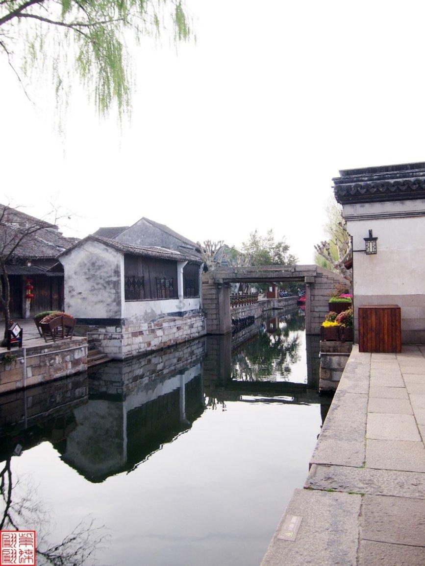 广西一男子停车多次失败徒手拽进车位，你知道哪些关于侧方位停车的小技巧？